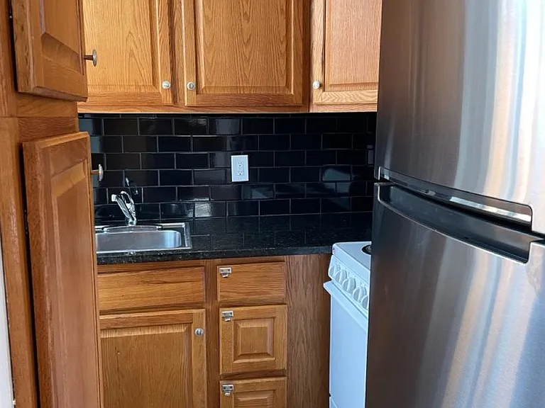 1601 Shakespeare St — Photo 3