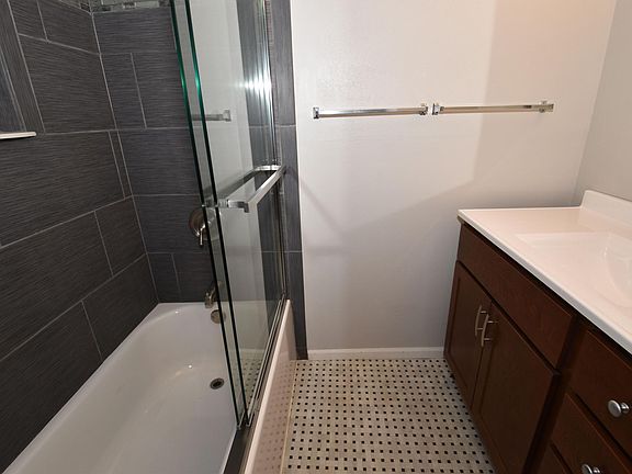 Updated bath w/slow close shower doors