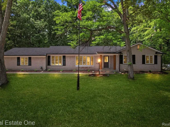 32507 Robinhood Dr, Beverly Hills, MI 48025