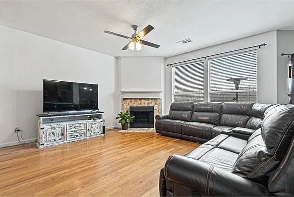 5 bed, 2290 sqft, $3,700 — Photo 4