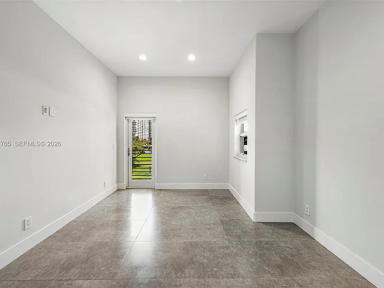 552 Palm Dr — Photo 50
