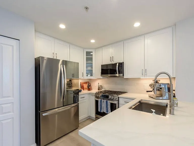 300 W Beech St — Photo 2
