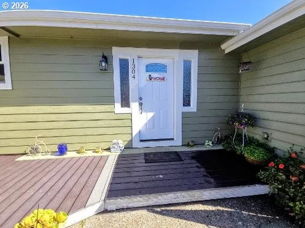 1304 Ocean Ct, Coos Bay, OR 97420
