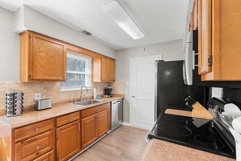 3 bed, 1215 sqft, $2,250 — Photo 3