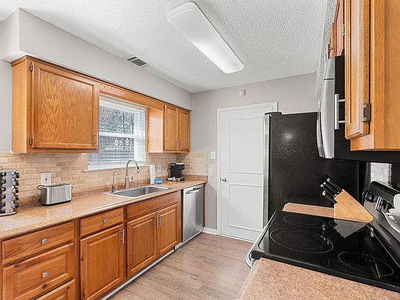 3rd image of 601 S Skinner Ave
