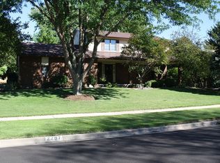 2207 Hedgewood Dr, Bloomington, IL 61704