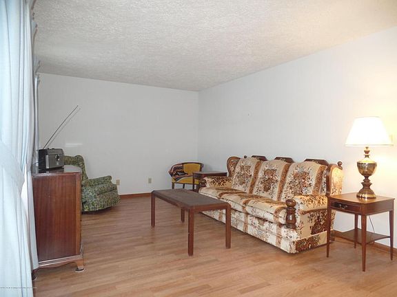 4th image of 841 E Grand River Ave