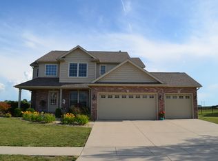 203 E Country Ridge Dr, Mahomet, IL 61853