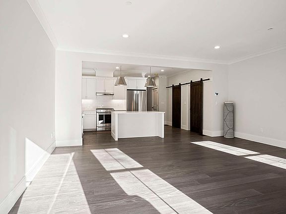 3rd image of 7 Southfield Dr