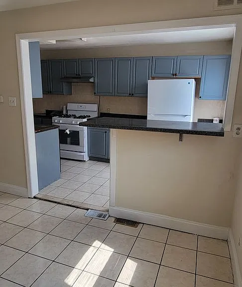 2152 Fanshawe St — Photo 10