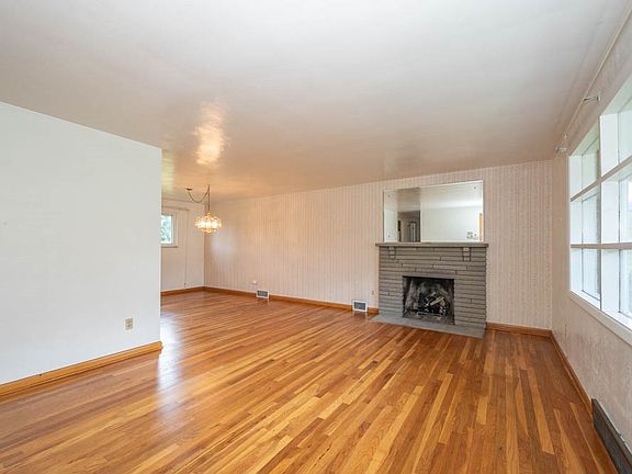 4th image of 108 Dennis Dr