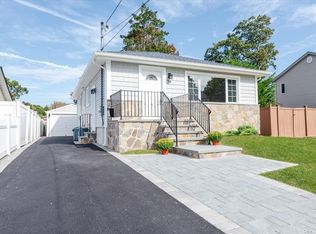 29 Chestnut St, Massapequa, NY 11758