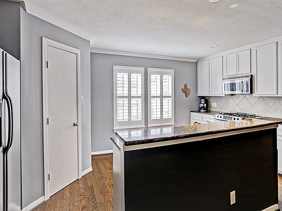 4th image of 835 E Heights Hollow Ln