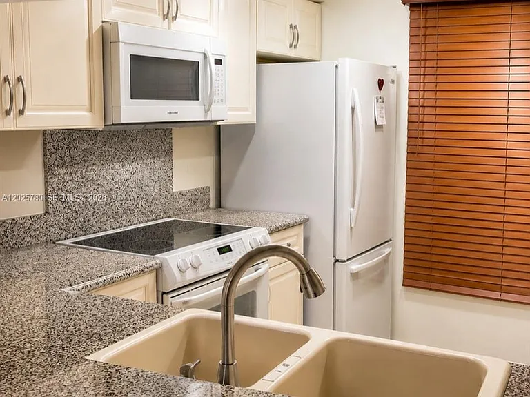 3082 S Oakland Forest Dr #1301 — Photo 7