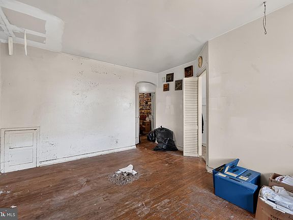 5th image of 1613 Elaine St