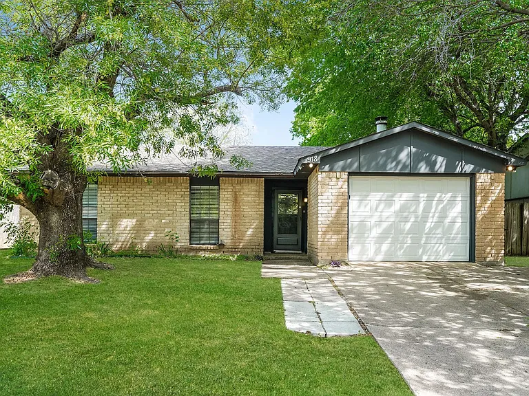 918 Clark Trl — Photo 1