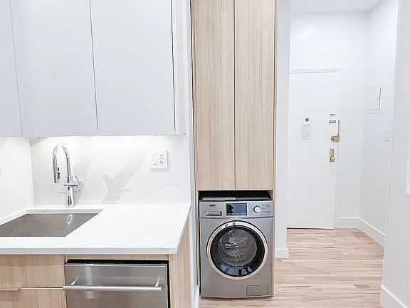 5th image of 228 W 18th St APT 31