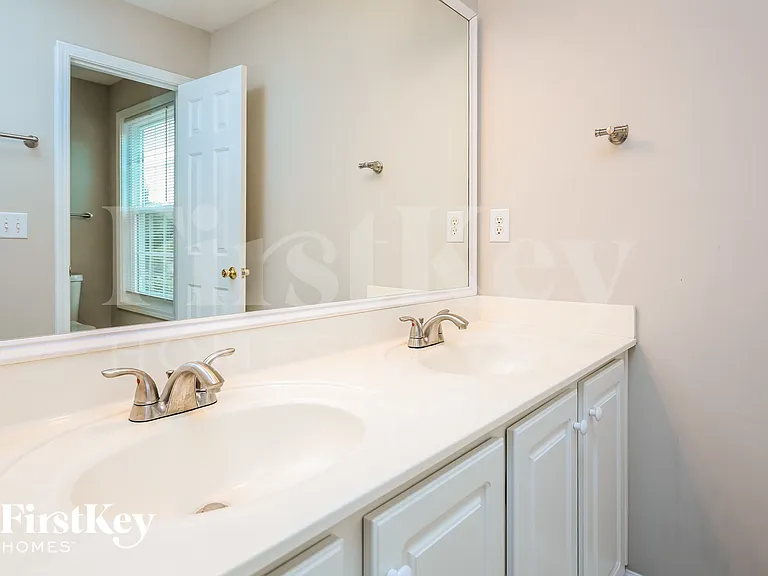 2410 Kirkstone Dr — Photo 17