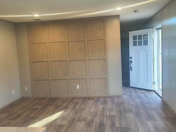 5th image of 150 Merritt Cir