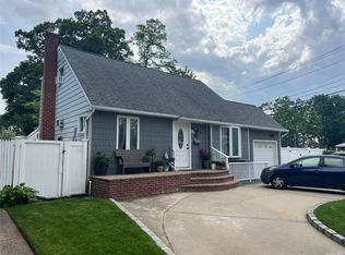 46 33rd St, Copiague, NY 11726