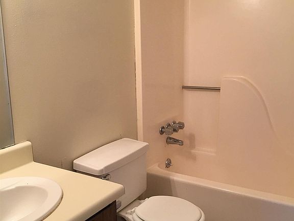 3rd image of 1783 Boulevard De Province APT C
