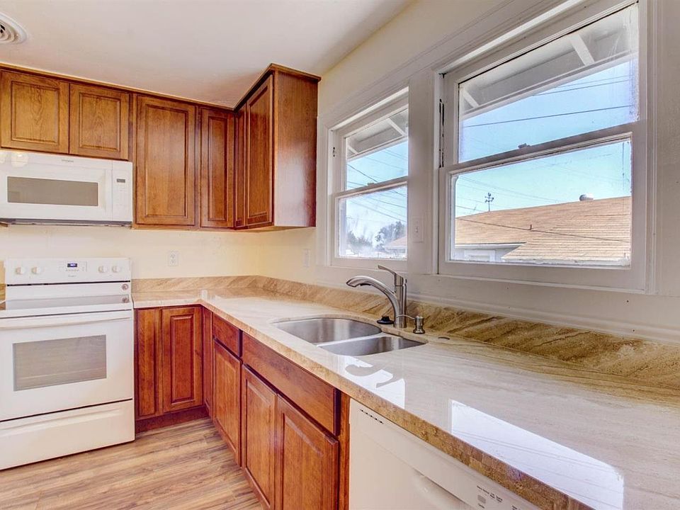 1st image of 206 Crest St
