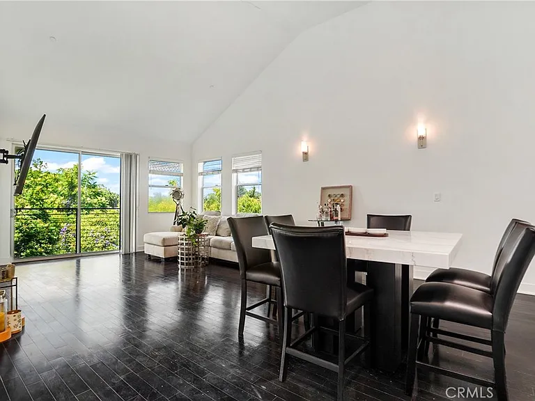 12837 Moorpark St #405 — Photo 3