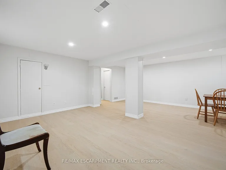 1926 Reiss Ct — Photo 12