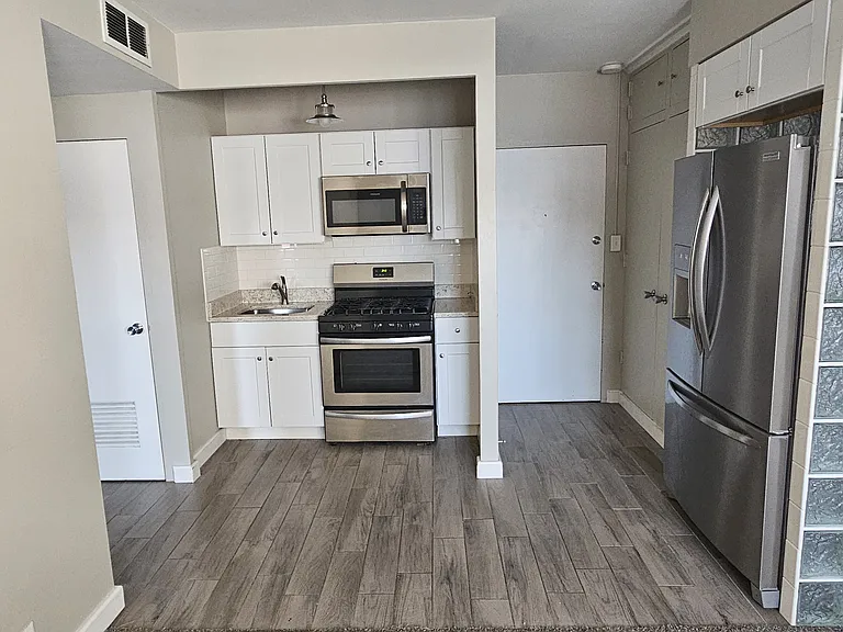105 E North St #4 — Photo 4