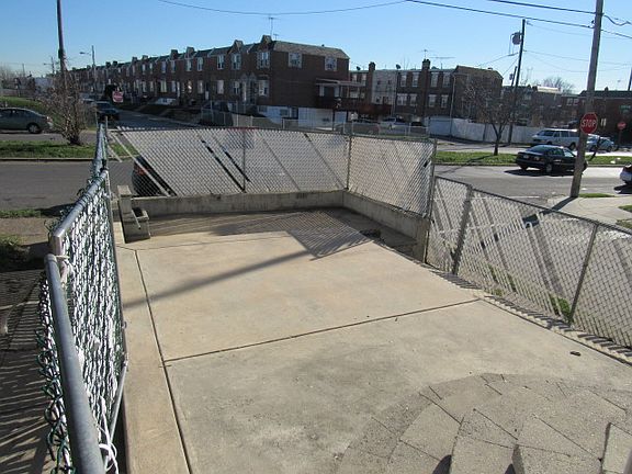 3rd image of 7435 Elmwood Ave