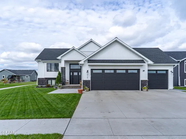 3174 45th Ave S, Grand Forks, ND 58201