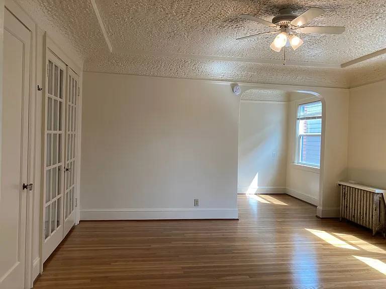 Burgess Apartments — Photo 2
