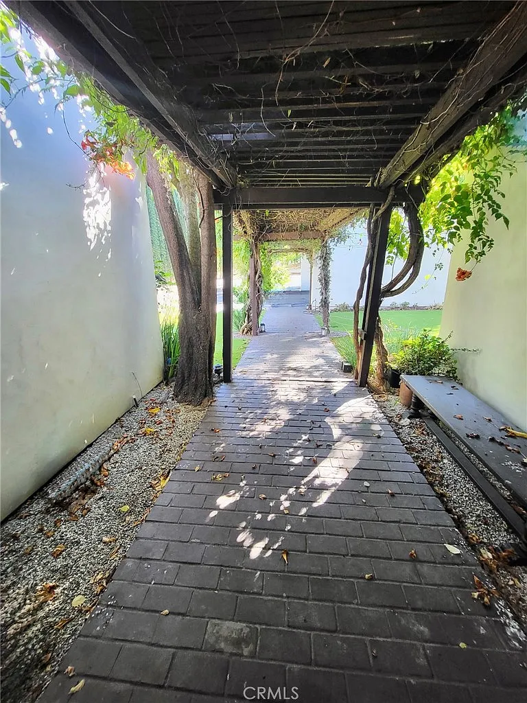 4 bed, 3217 sqft, $13,000 — Photo 2