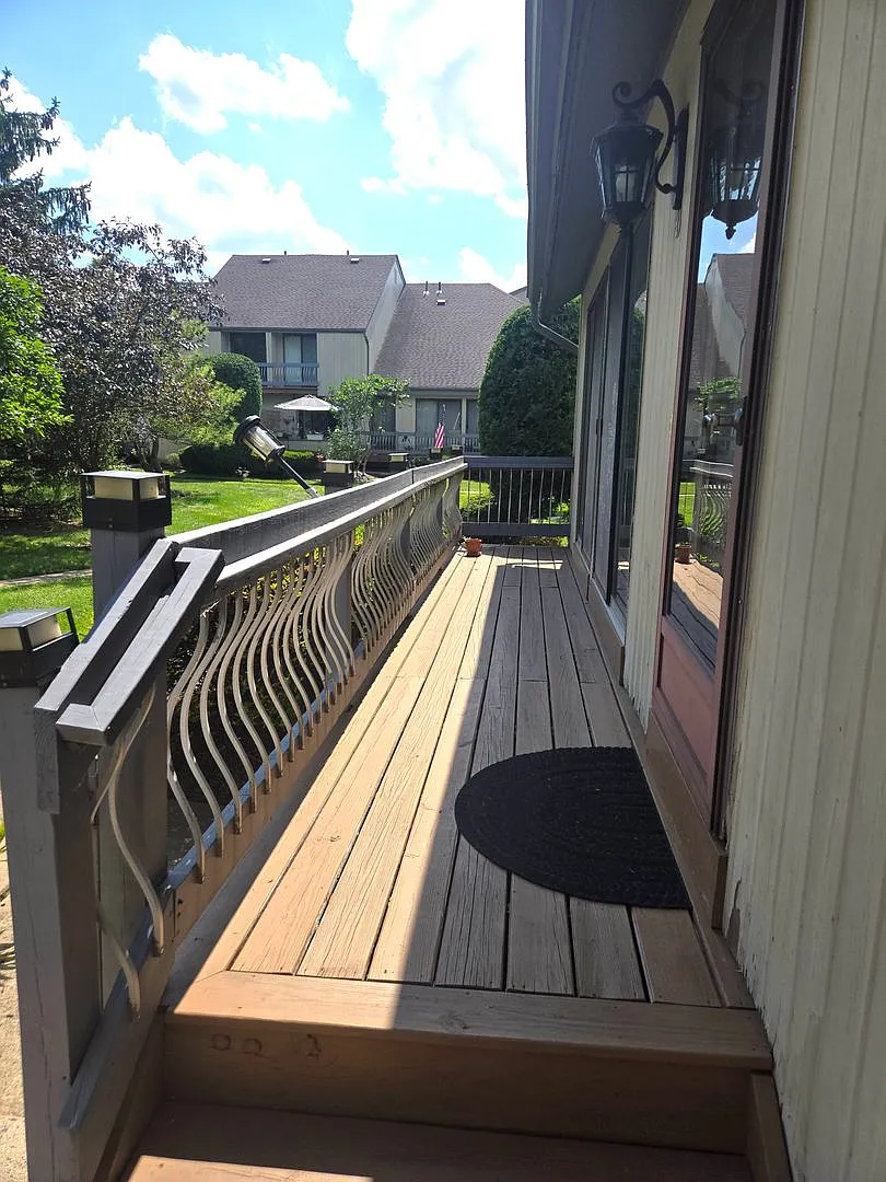 Amenities abound! Spacious, 2-bed & 2.5-bathroom townhouse with garage and basement. — Photo 3