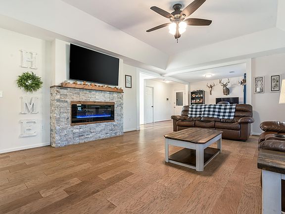 4th image of 15907 Flower Dr