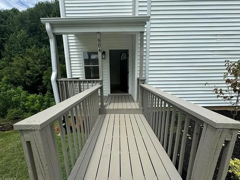 904 Elizabeth St — Photo 20
