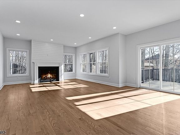 4th image of 181 Maple Ave