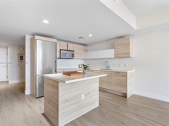 4th image of 16385 Biscayne Blvd Unit 2518