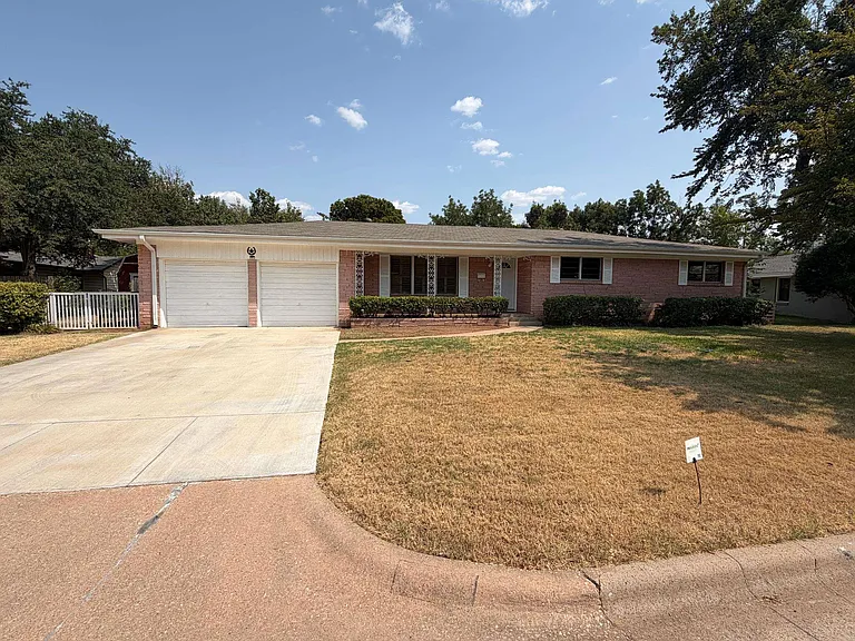 1547 Singleton Ave — Photo 2