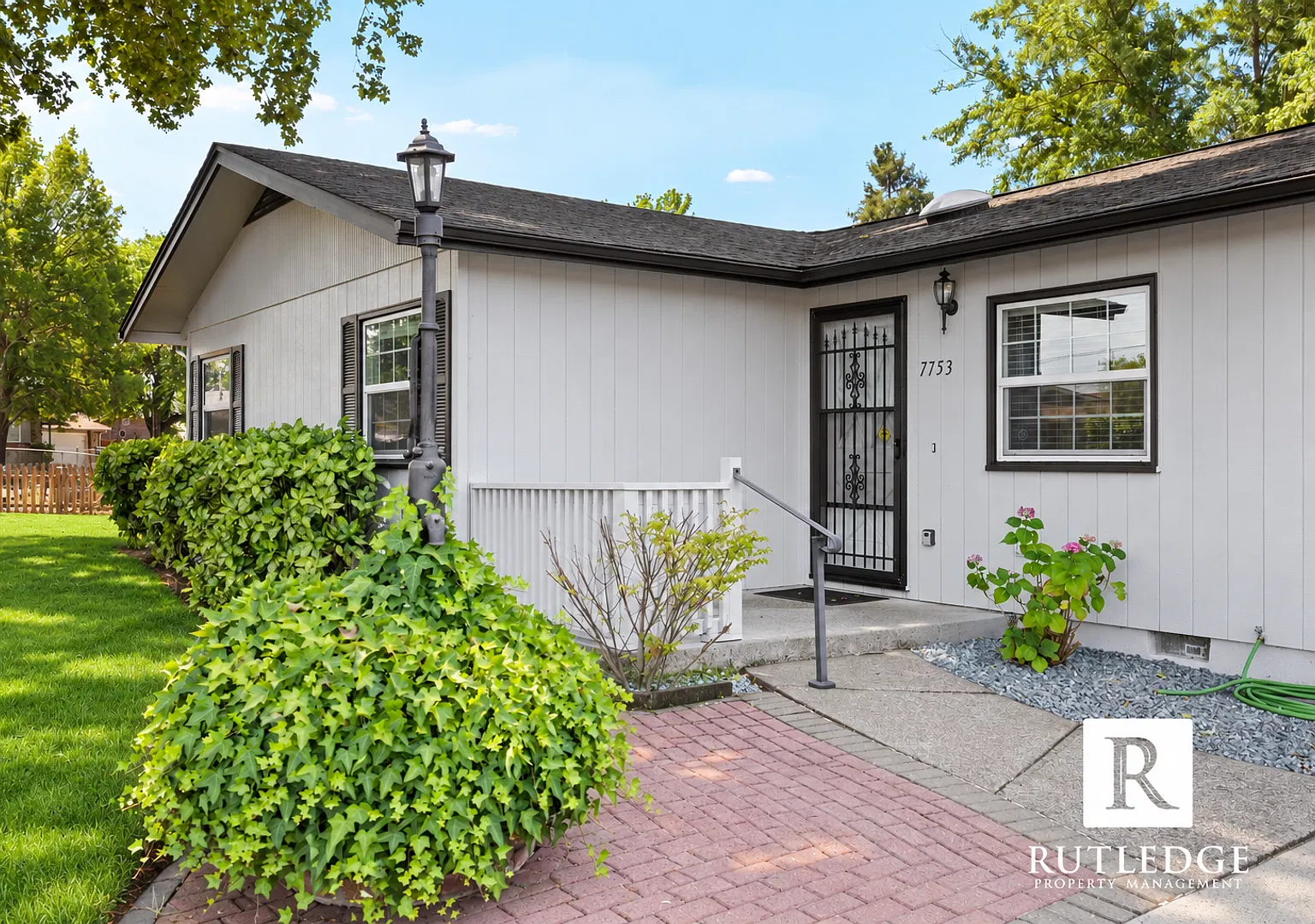 Spacious Corner Lot 3 Bed / 1 Bath Home in White City! — Photo 4