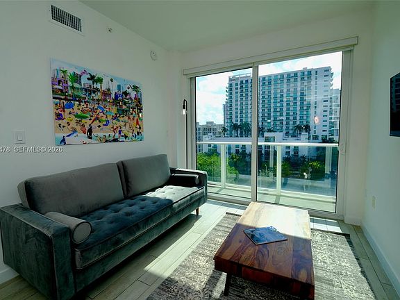 3rd image of 321 NE 26th St #709