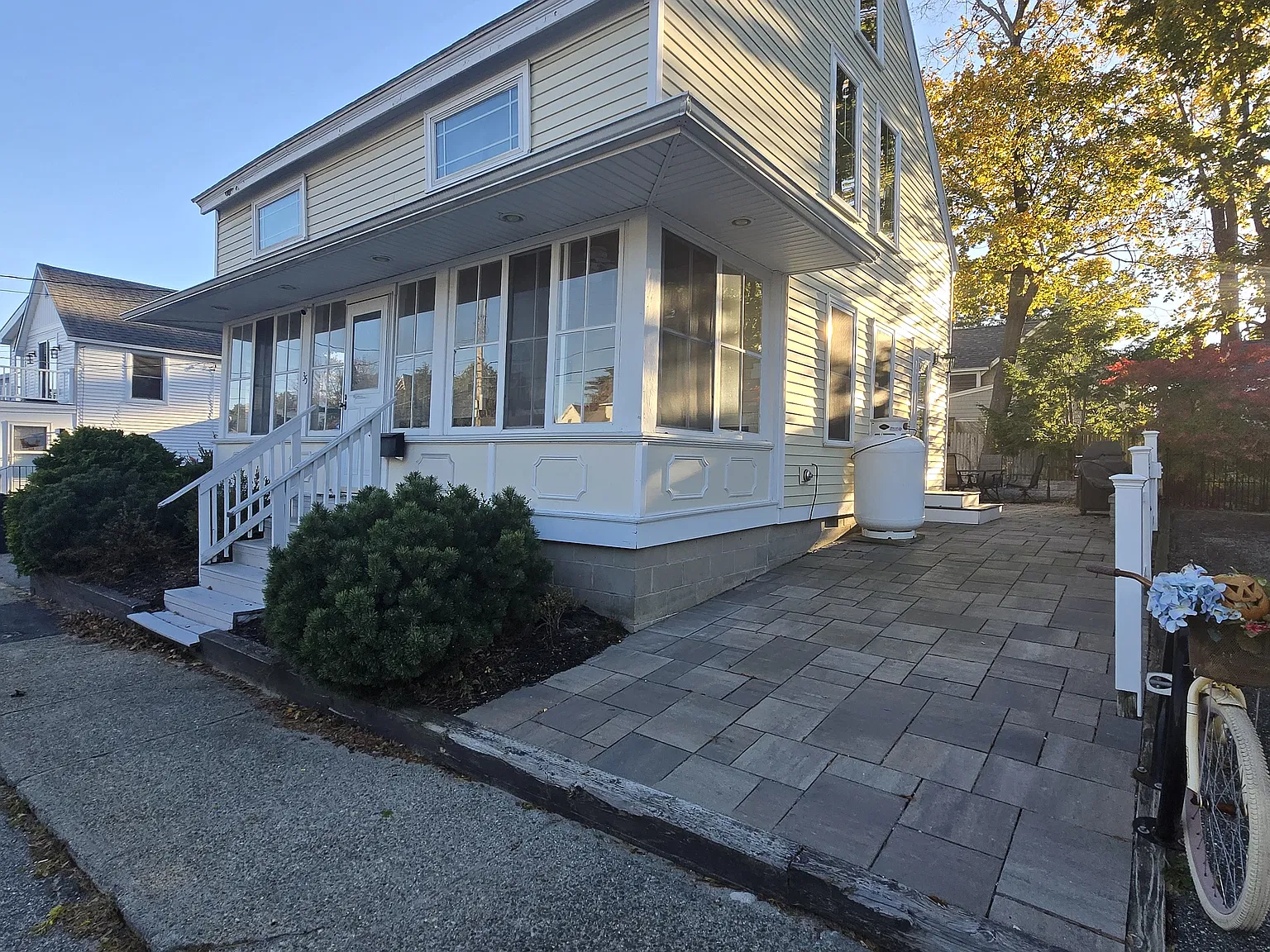 3 bed, 1098 sqft, $2,400 — Photo 1