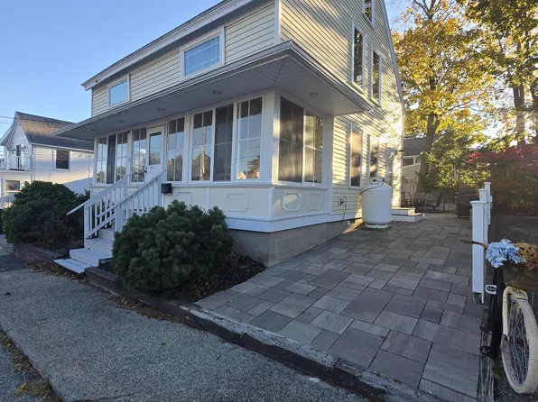 35 Central Park Ave, Old Orchard Beach, ME 04064