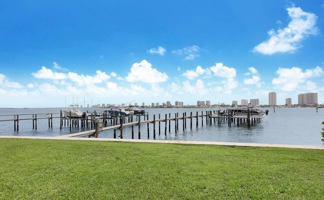2 bed, 2.0 bath, 880 sqft, $4,300 — Photo 1
