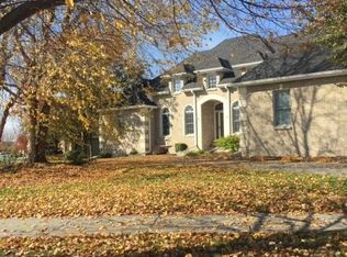 8830 Oakmont Dr, Lincoln, NE 68526