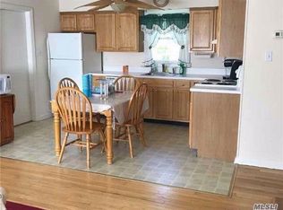 11 Smith St, Center Moriches, NY 11934
