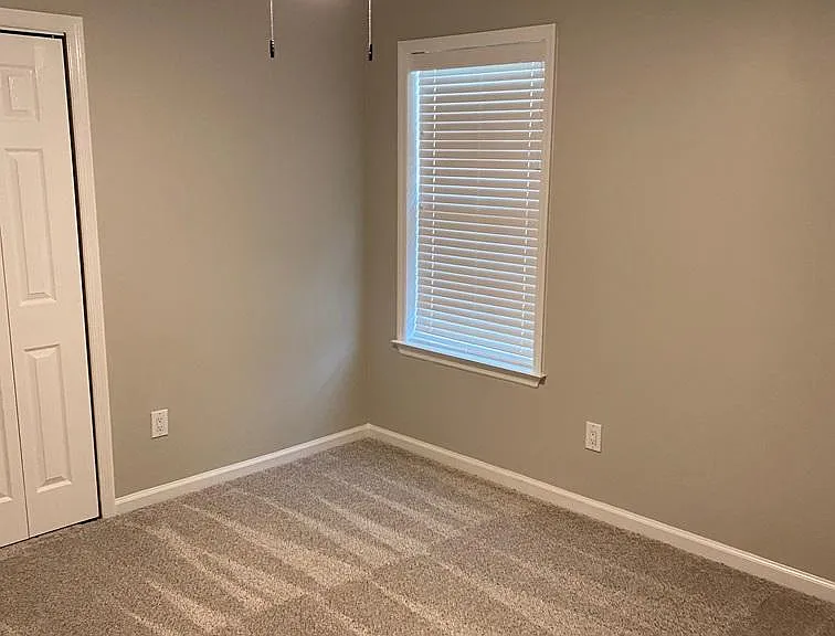 300 Greenview Ct — Photo 17