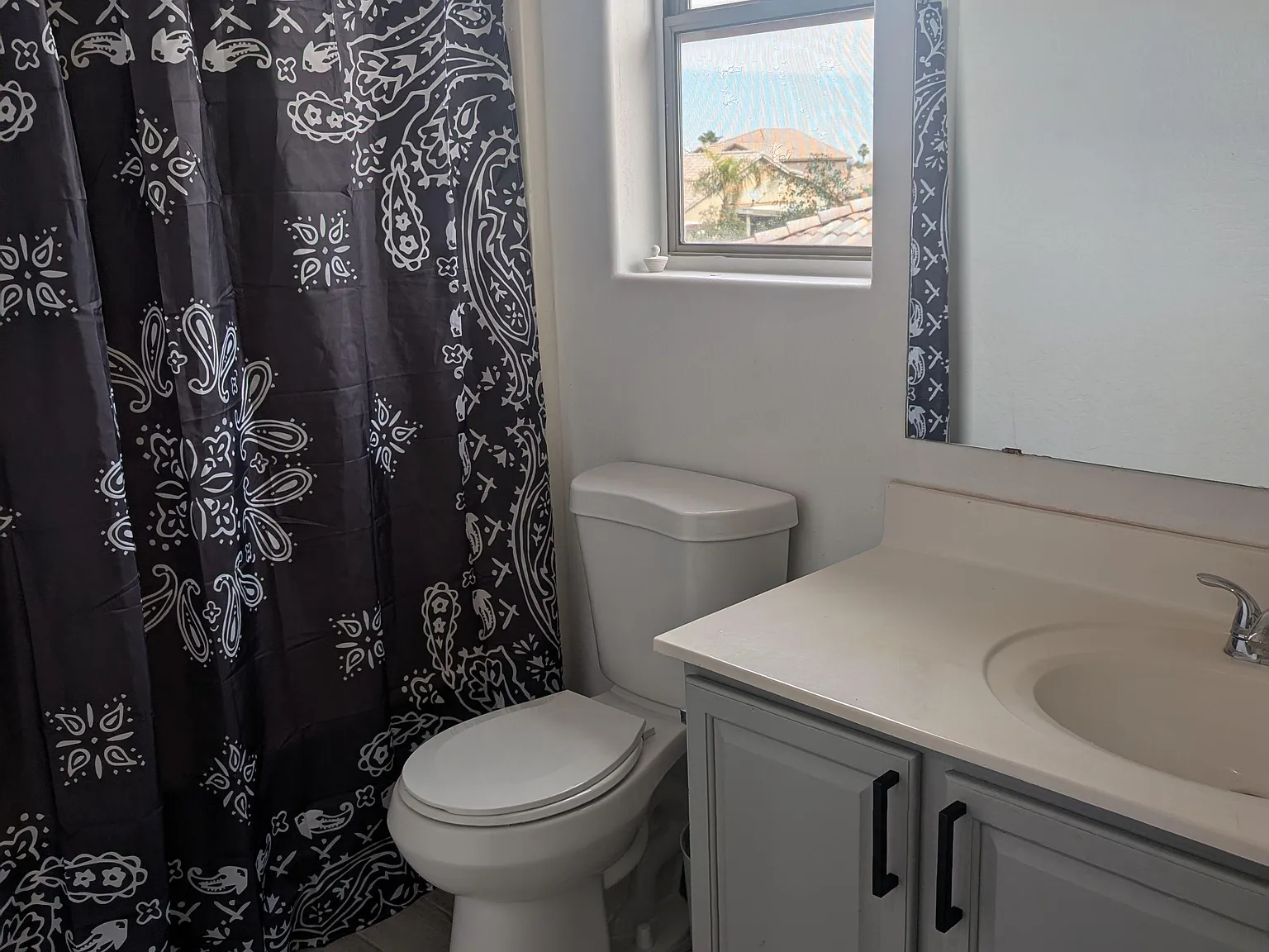 4 bed, 3.5 bath, 2521 sqft, $819 — Photo 2