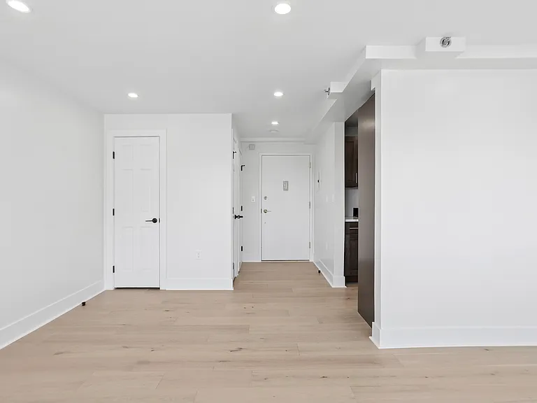 10210 Queens Blvd #401 — Photo 4