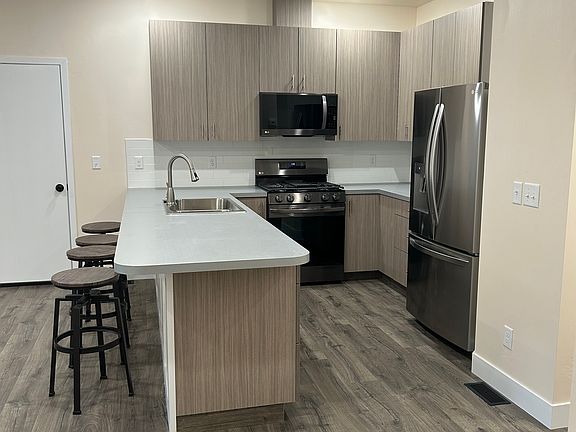 5th image of 1093 Cleveland St